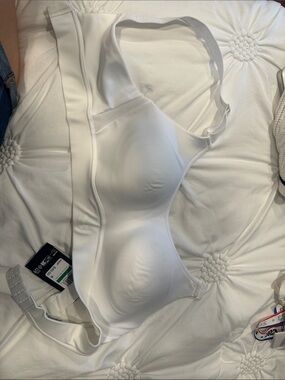 NWT- Under Armour White Wireless Padded Sports Bra